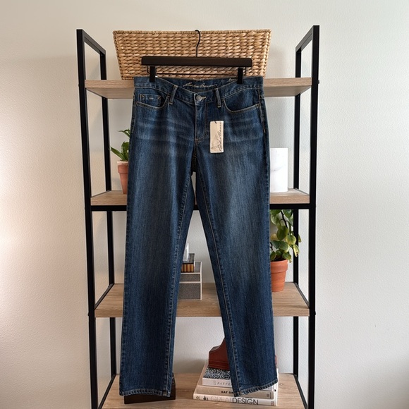 NWT Eddie Bauer Mid-Rise Boyfriend Relaxed Leg Jeans, 4 - Picture 1 of 10